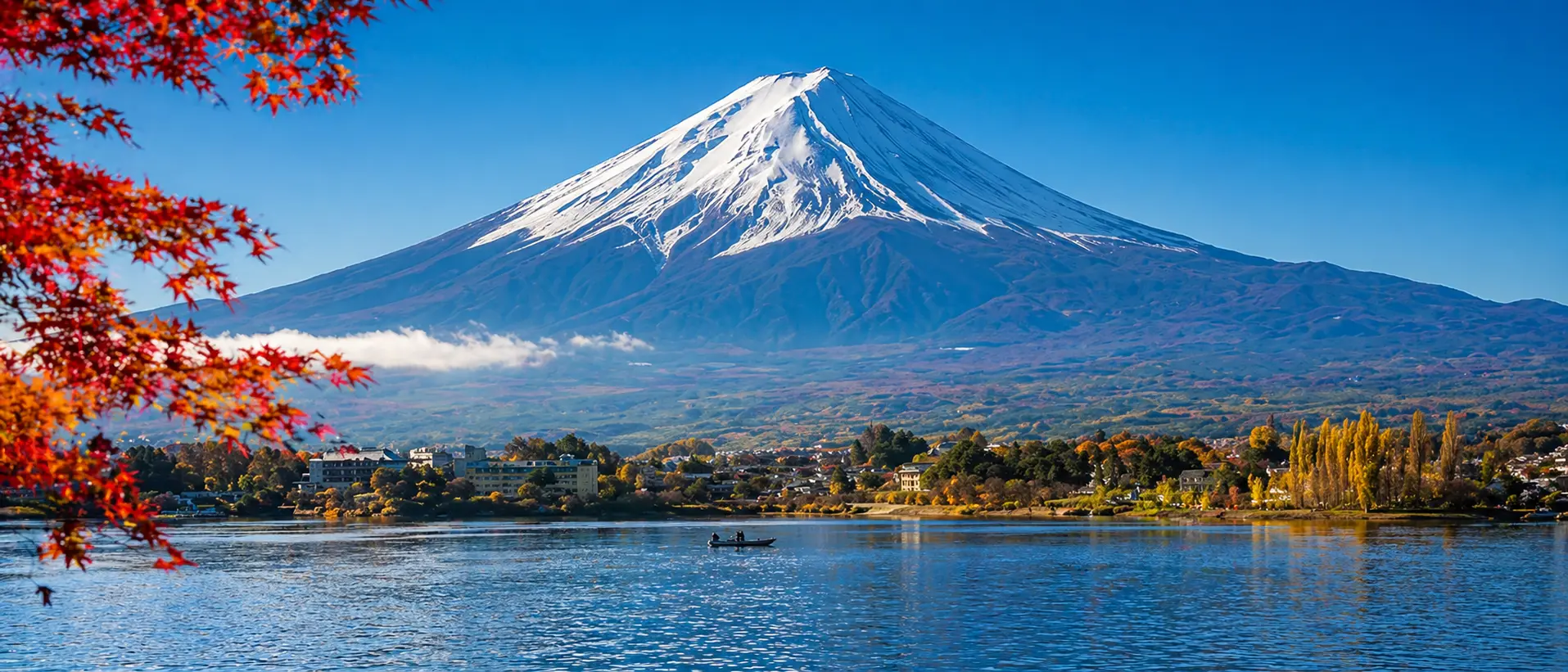 Monte Fuji con foglie d'acero rosse sul lago Kawaguchi